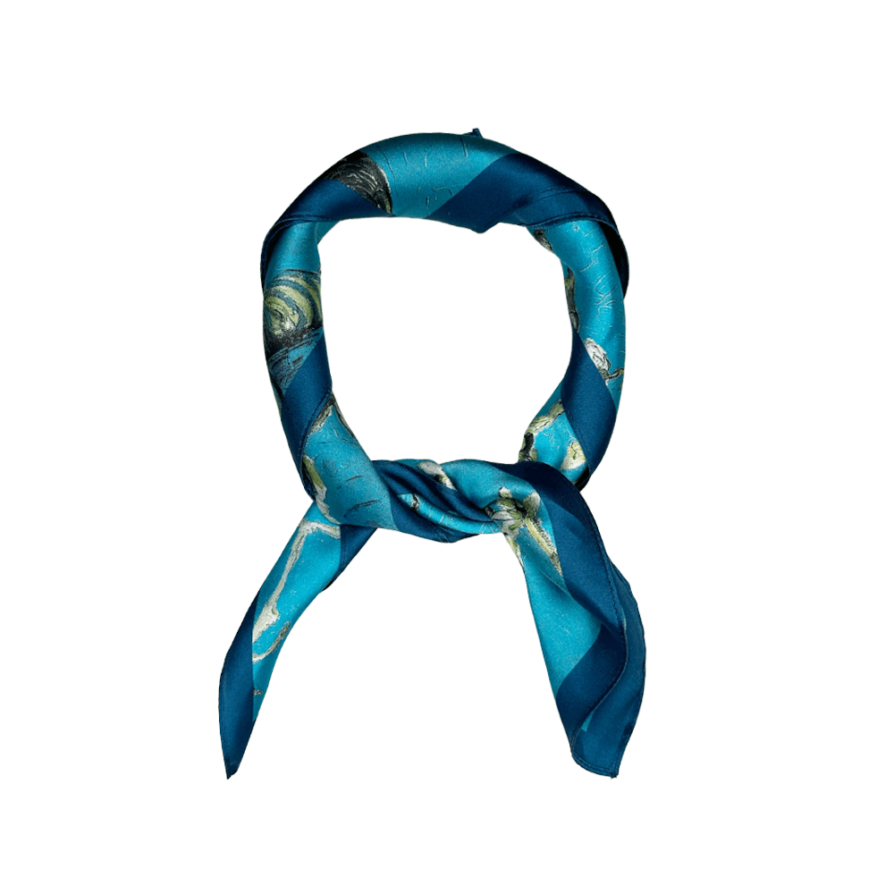 Vakkert silkeskjerf i 100% Mulberry silke. Skjerfet måler 53x53 cm, og er det perfekte tilbehøret rundt halsen eller vesken.